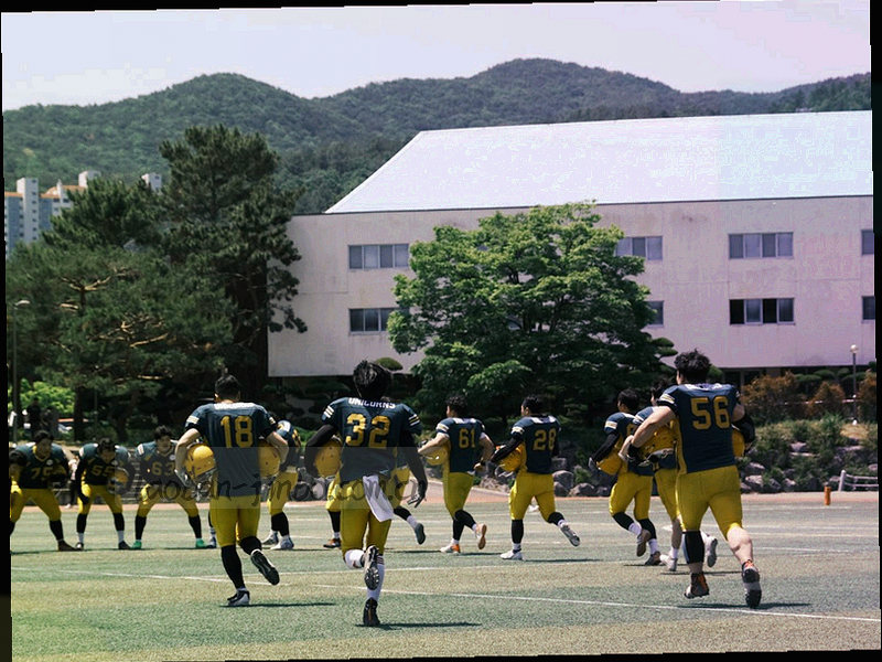 更新记录界面特写，版本号与逐条调整说明按等宽字体排列在深色面板上